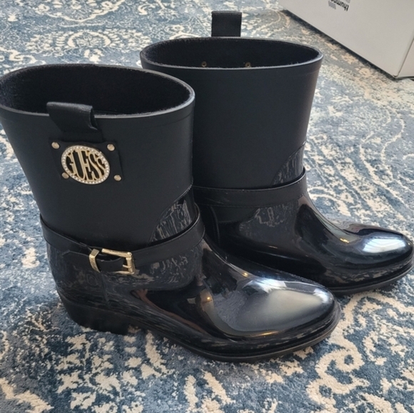 🍁Beautiful Guess Like New Rain Boots - Picture 2 of 7